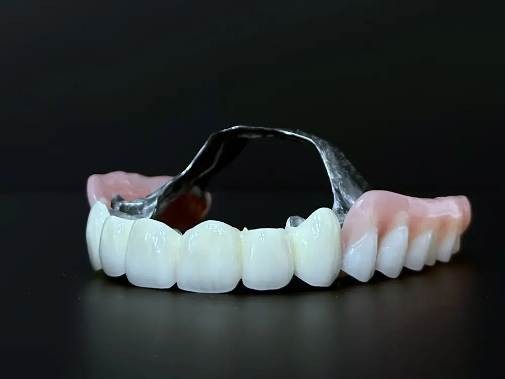 Proteză dentară pe fundal negru